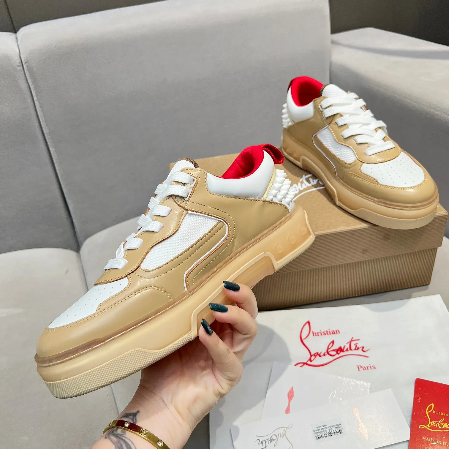 Men's shoes 💰700 🌹🌹🌹̋ Wang Junkai Yang Mi Xu Kai Zhang Jingyi Ding Chengxin Chen Muchi Wang Ziyi Same style Christian Louboutin 2024 [New product] ASTROLOUBI unisex thick-soled sports shoes red-soled shoes perfectly integrate fashion and sports, The fabrics are made of luxurious calfskin, soft suede, smooth satin and laminated leather, and the back is decorated with classic rivets. The interior is blended with a knitted tongue for added durability, breathability and quick-drying comfort. The outsole is made of a combination of EVA foam and imported rubber, and the colorful CL iconic letters on the side of the outsole show the brand's unique style. It is a ceiling-level comfortable skate shoe! ! ! Currently men’s size 39--45 (women’s size 35--40)